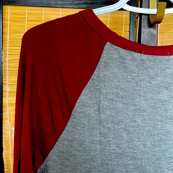 FIFTH SUN statement long sleeve tees size LARGE COLOR grey&maroon C$8 - Picture 2 of 5